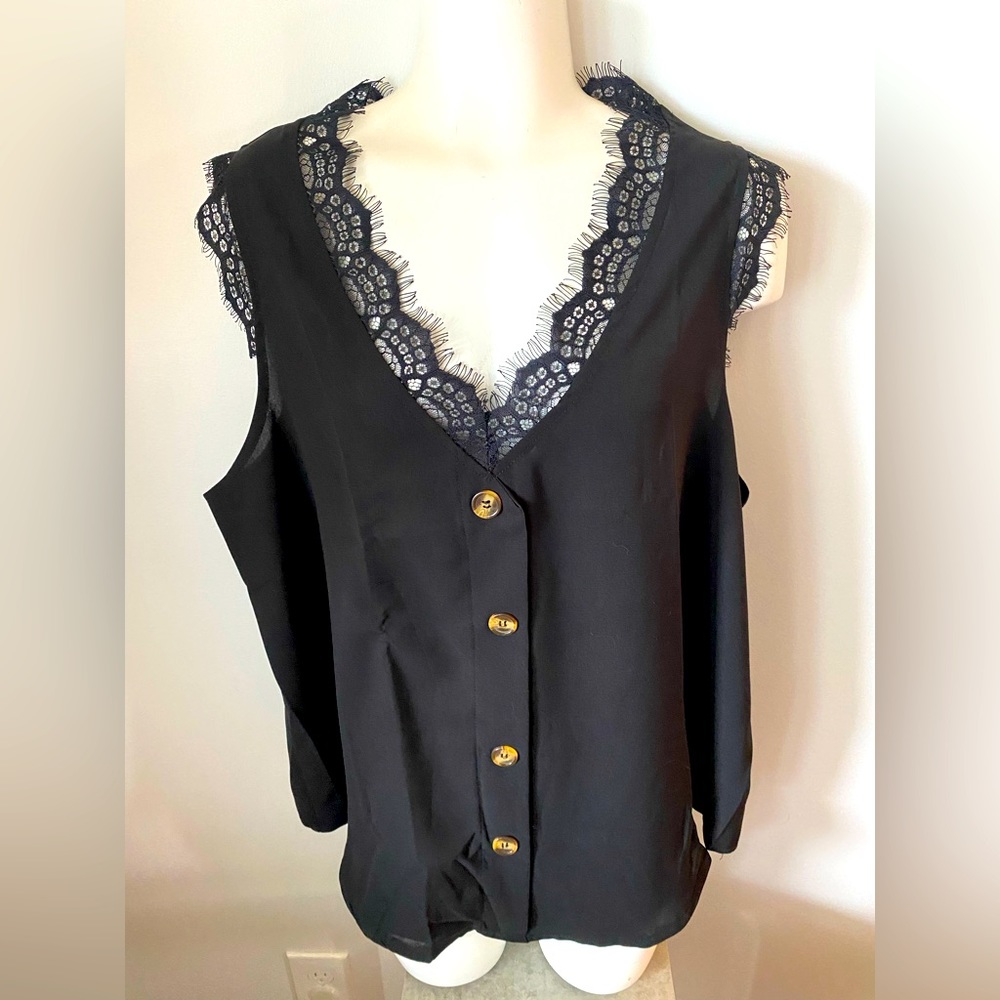 NEW Sleeveless Romantichut Blouse with Lace Trim Size XL